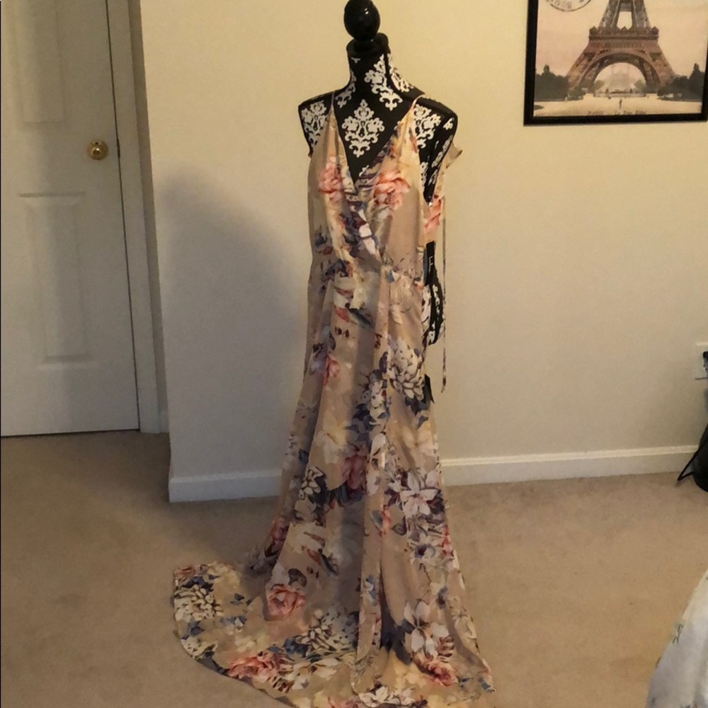 NWT Lulus floral maxi dress